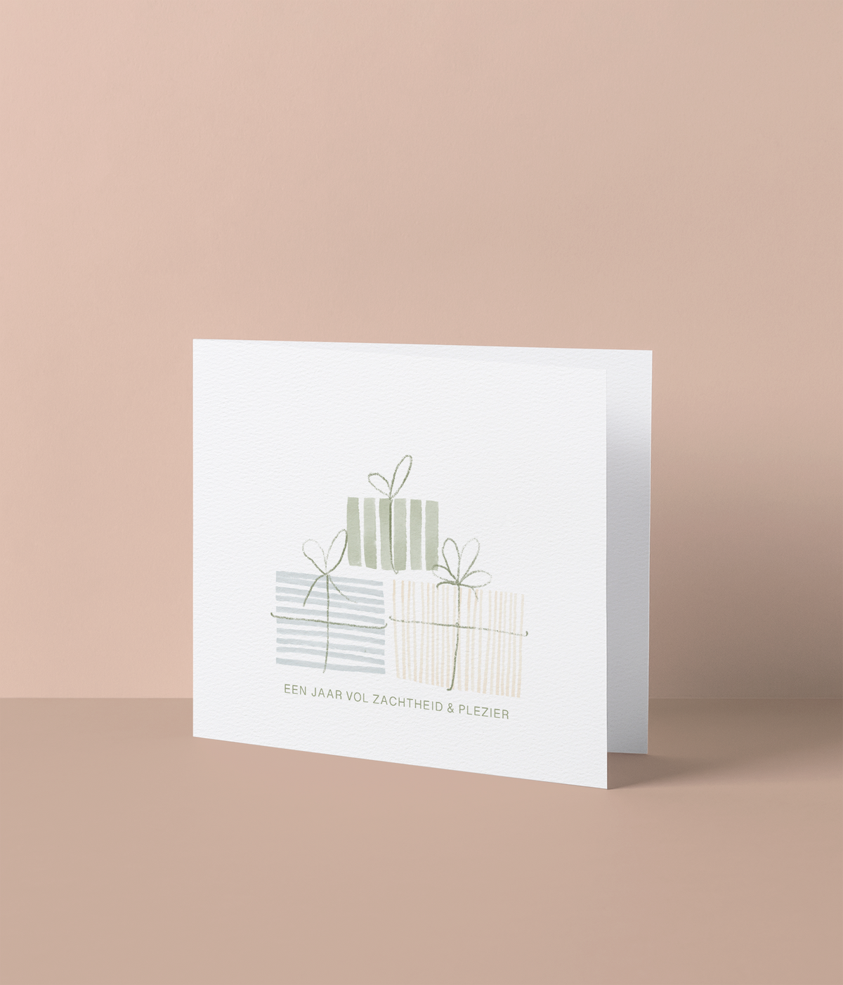 Kerstkaart met drie cadeaus, tekst jaar vol zachtheid
