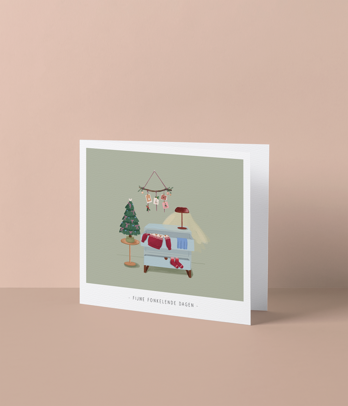 Kerstkaart met kersttafereel boom lampjes en kersttrui pastelgroen