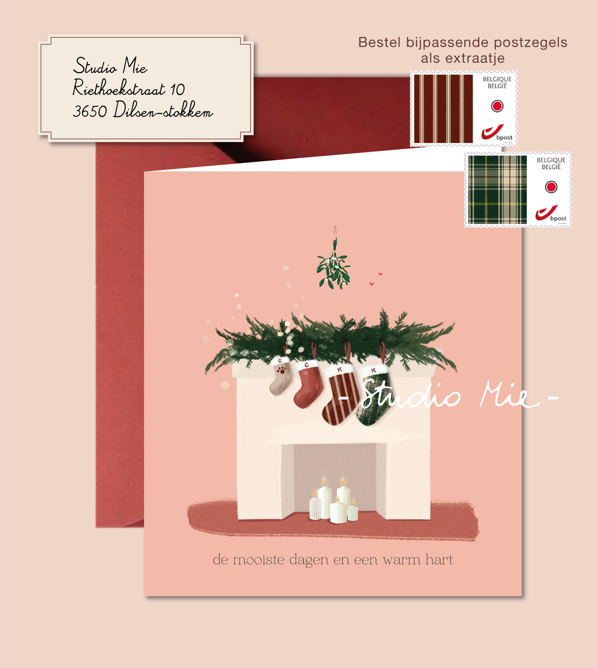 Roze familiekerstkaart met rode envelop, adressticker en bijpassende postzegels in streep- en ruitmotief