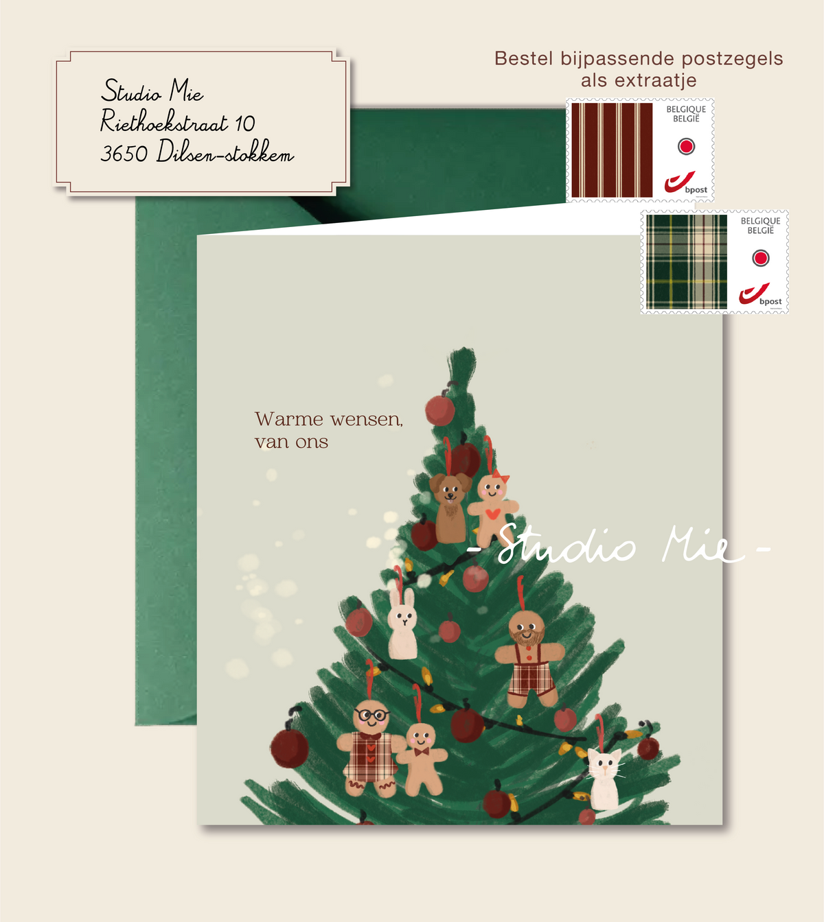 Familiekerstkaart met peperkoekenmannetjes, met rode envelop, adresstickers en bijpassende postzegels