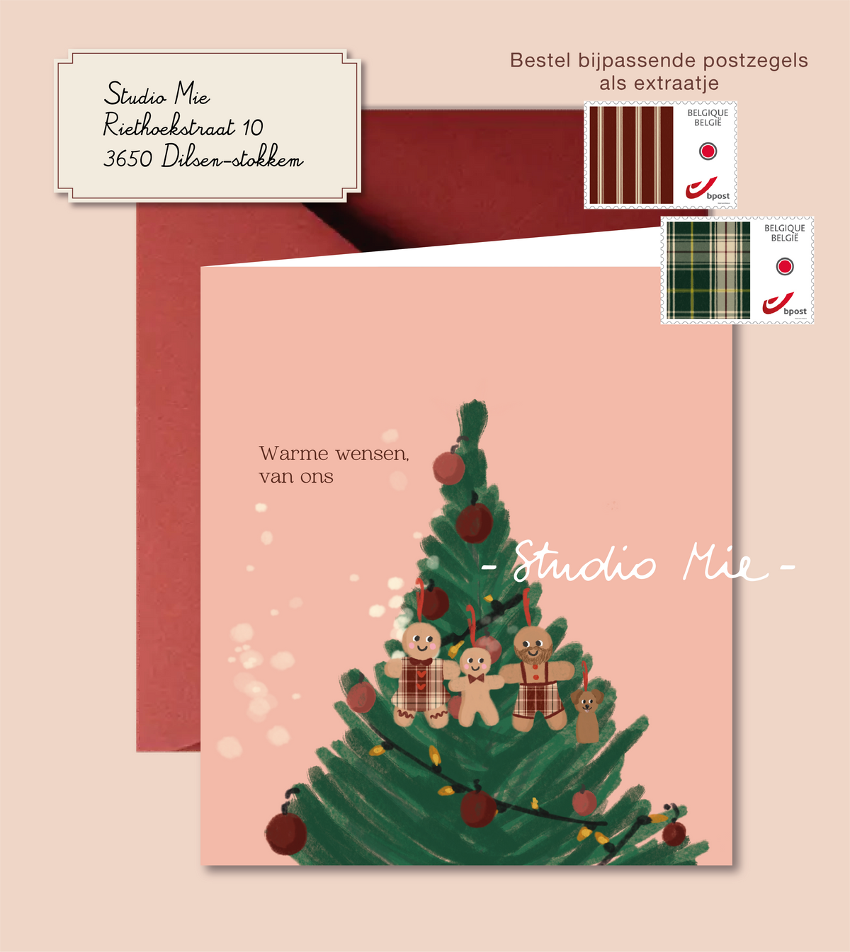 Roze familiekerstkaart met kerstboom en peperkoekenmannetjes, met de tekst "Warme wensen, van ons"