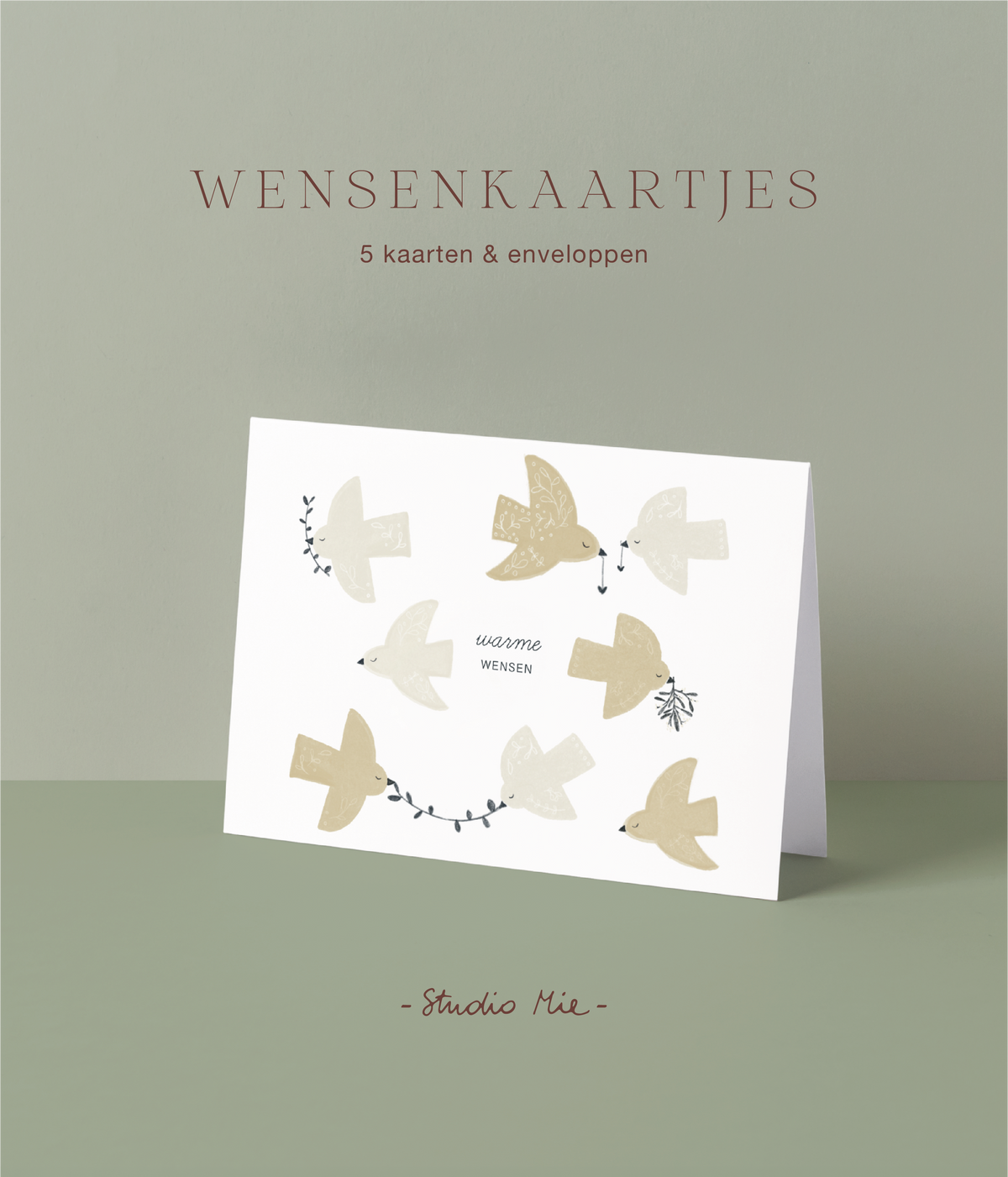Kerstkaart met illustratie van een kring van duifjes in zand- en crèmetinten en de tekst 'warme wensen', set van 5 wenskaartjes van Studio Mie