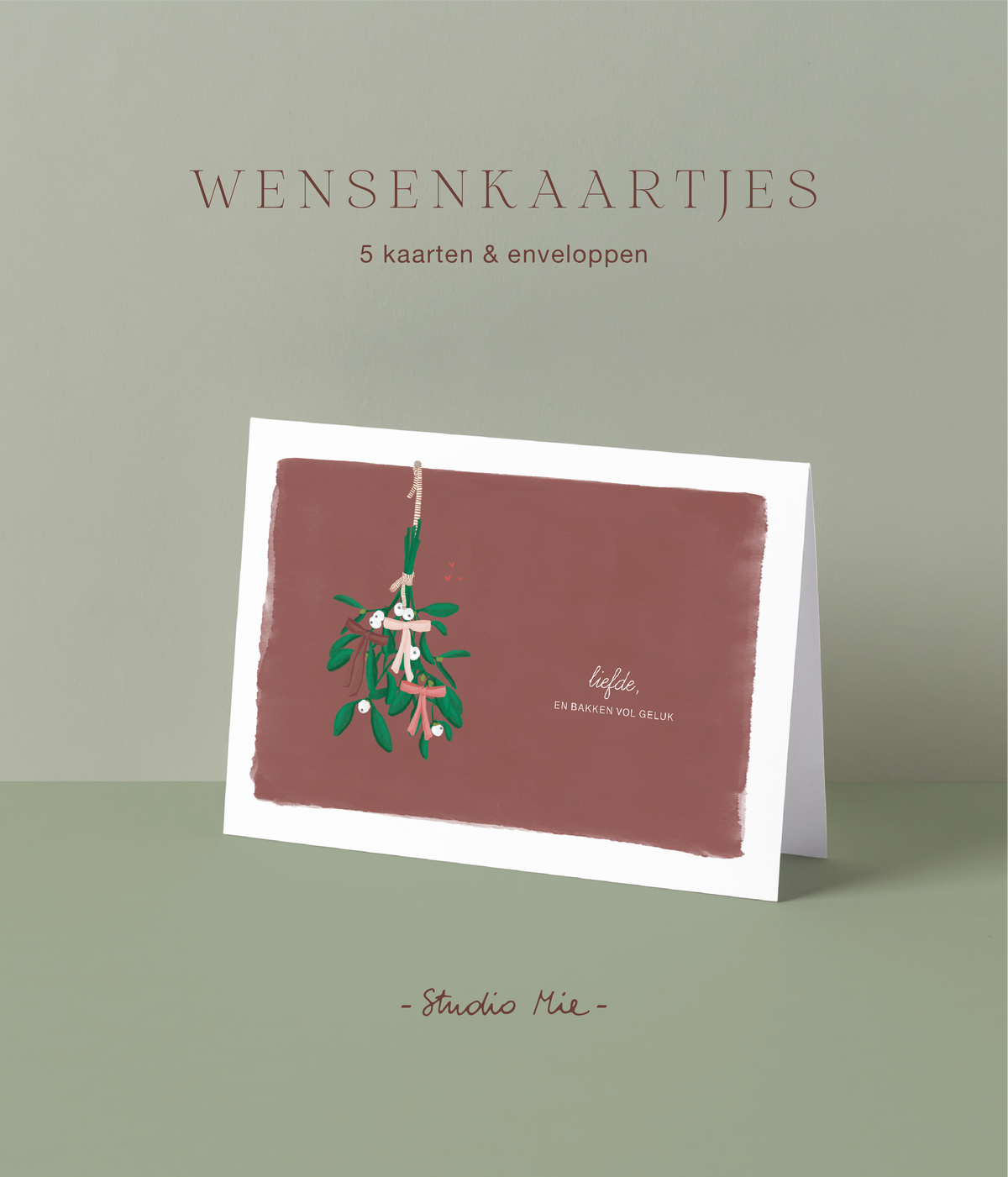 Kerstkaart met illustratie van hangende maretak met strikjes op mauve achtergrond en de tekst 'liefde, en bakken vol geluk', set van 5 wenskaartjes van Studio Mie