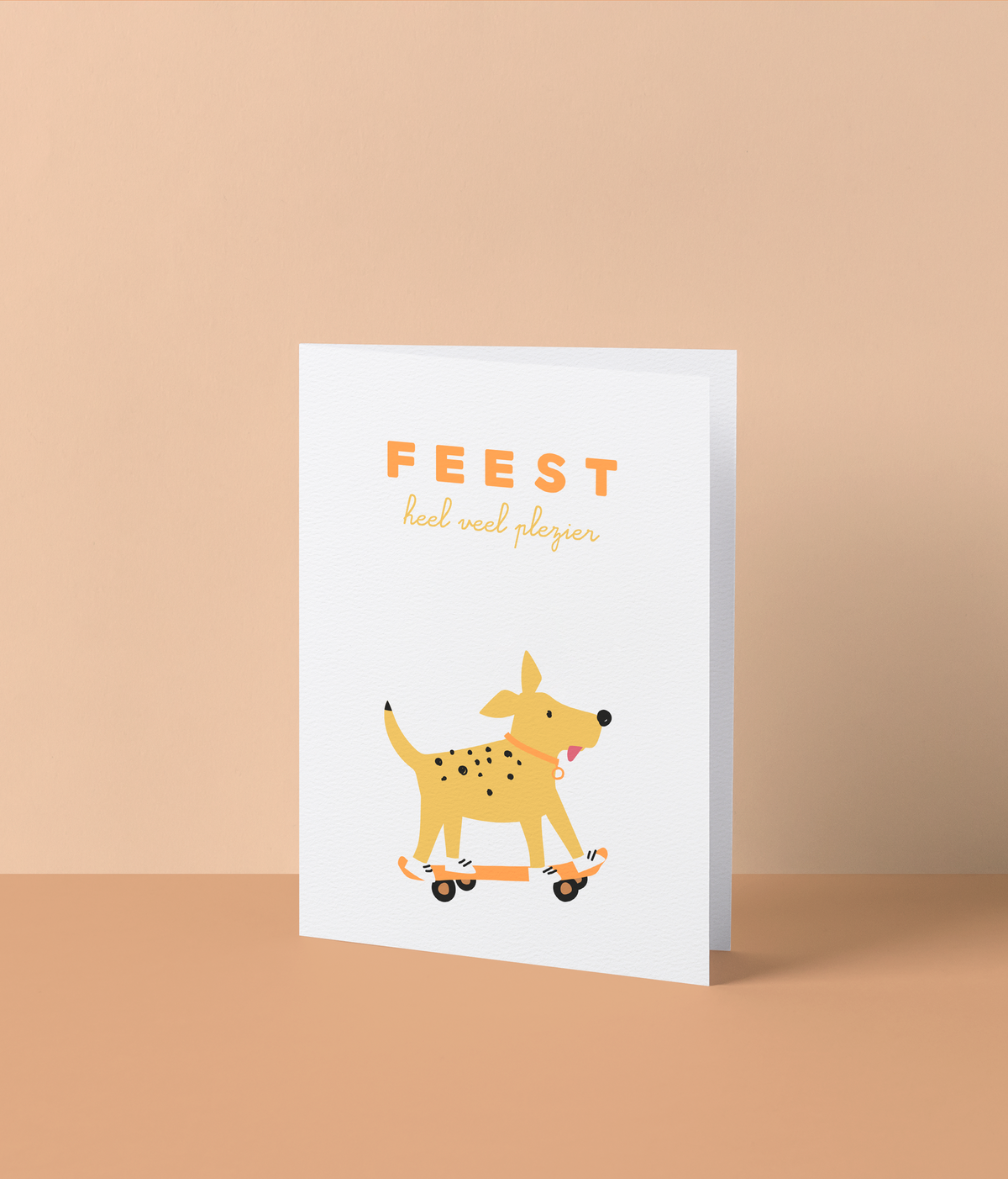Wenskaart met een gevlekt hondje op een skateboard en de tekst ‘Feest, heel veel plezier’ in fluo inkt