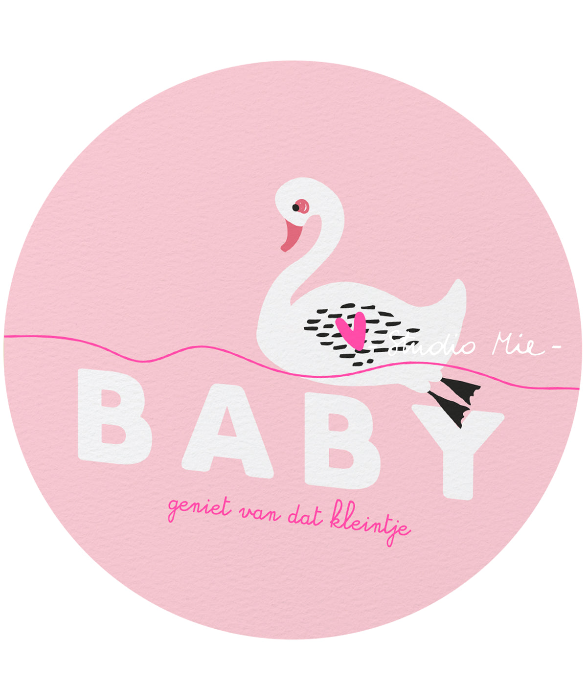 Roze wenskaart met een witte zwaan op het water en de tekst ‘Baby, geniet van dat kleintje’ in fluo roze inkt