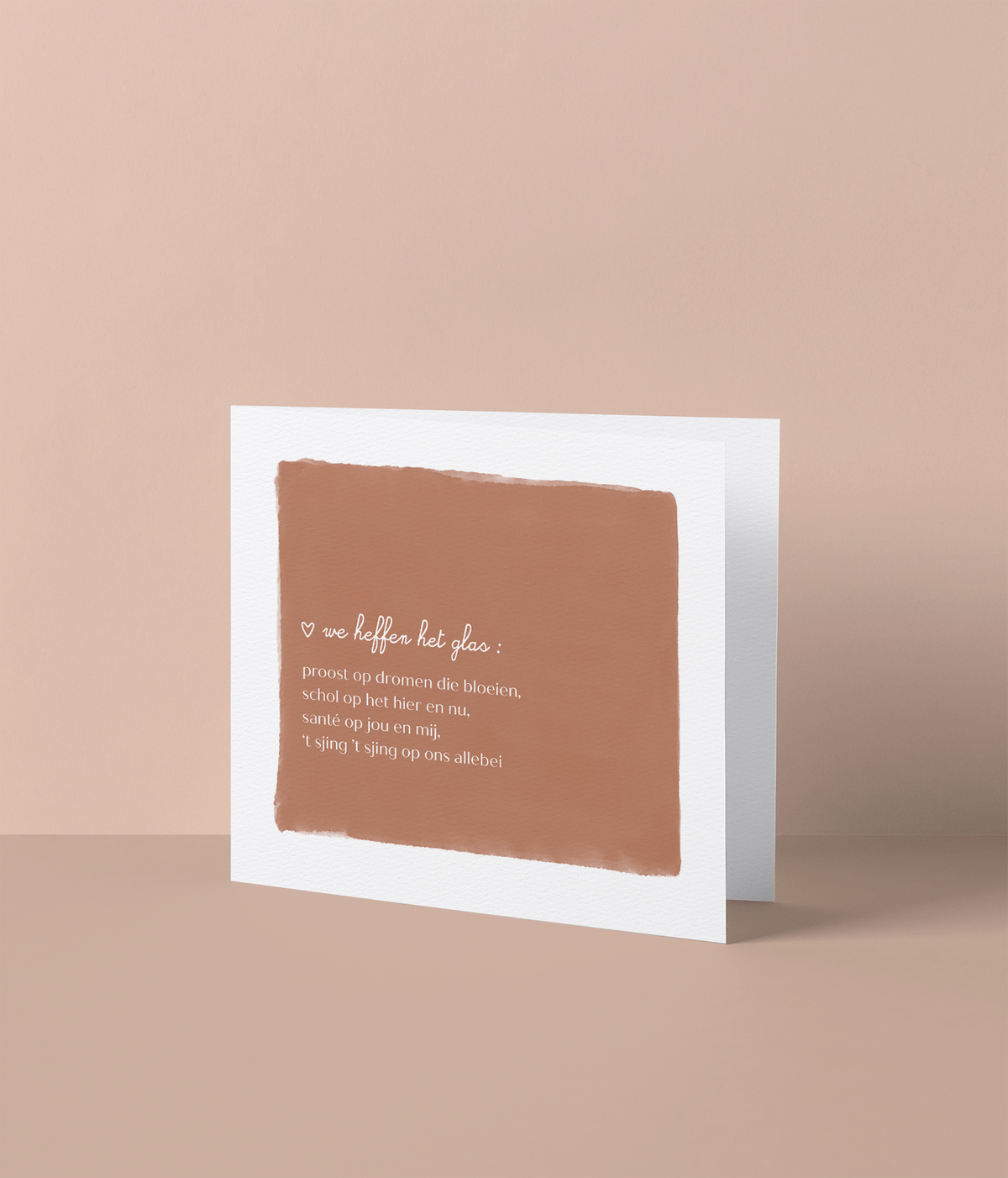 Nieuwjaarskaart terracotta, tekst we heffen het glas
