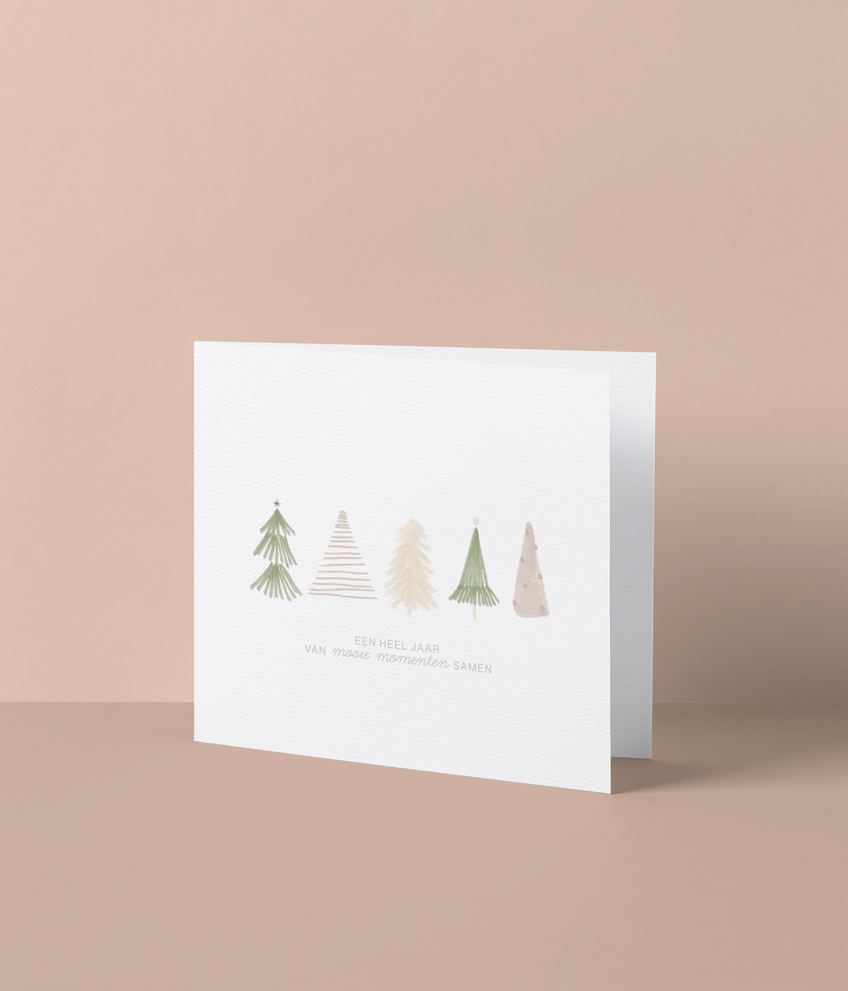 Kerstkaart met rij kerstbomen, aquarel neutrale tinten