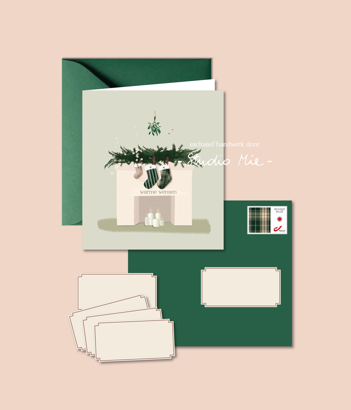 Groene familiekerstkaart met drie kerstsokken, waaronder een kattensok, met groene envelop en adresstickers