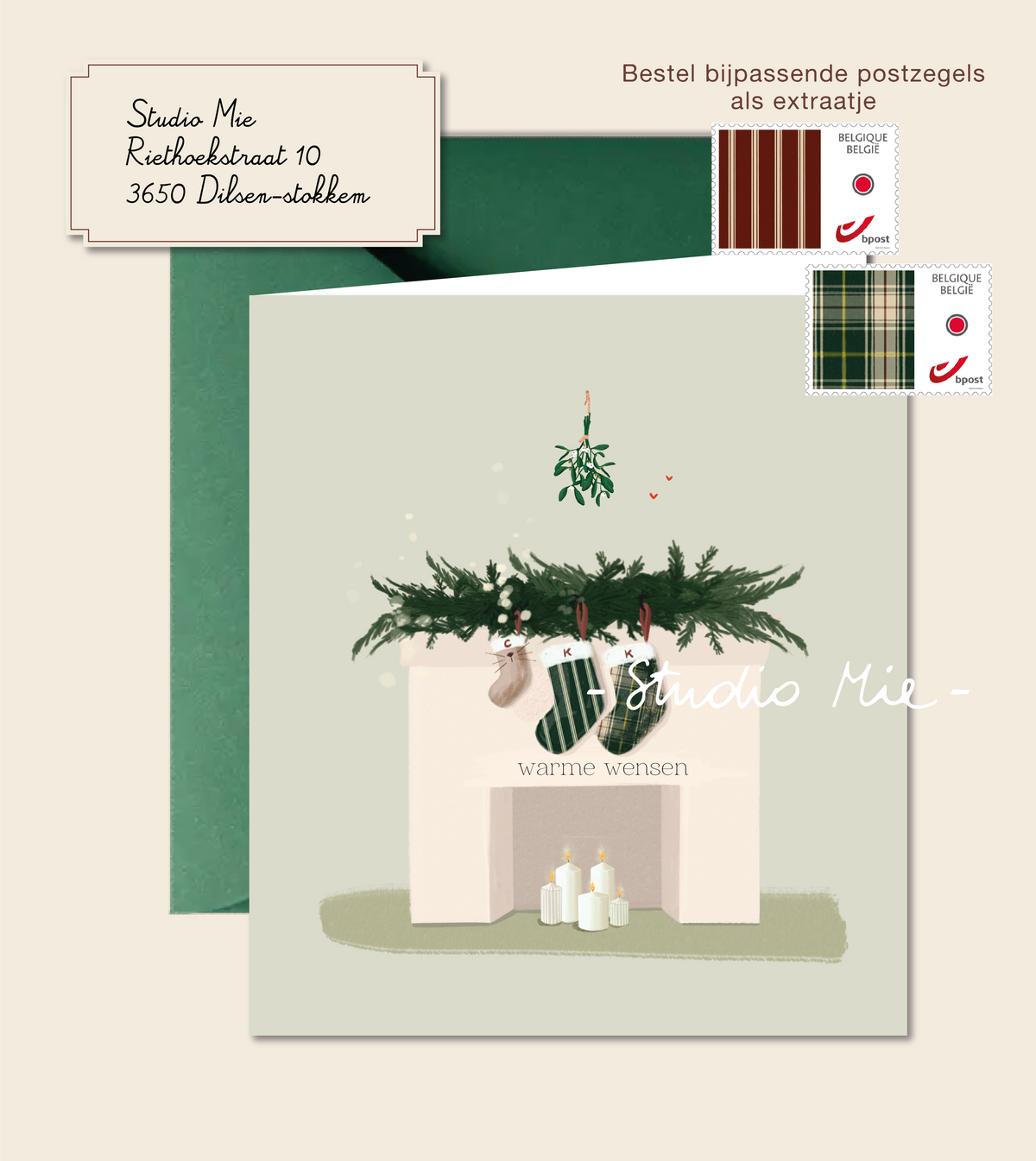 Groene familiekerstkaart met groene envelop, adressticker en bijpassende postzegels in streep- en ruitmotief