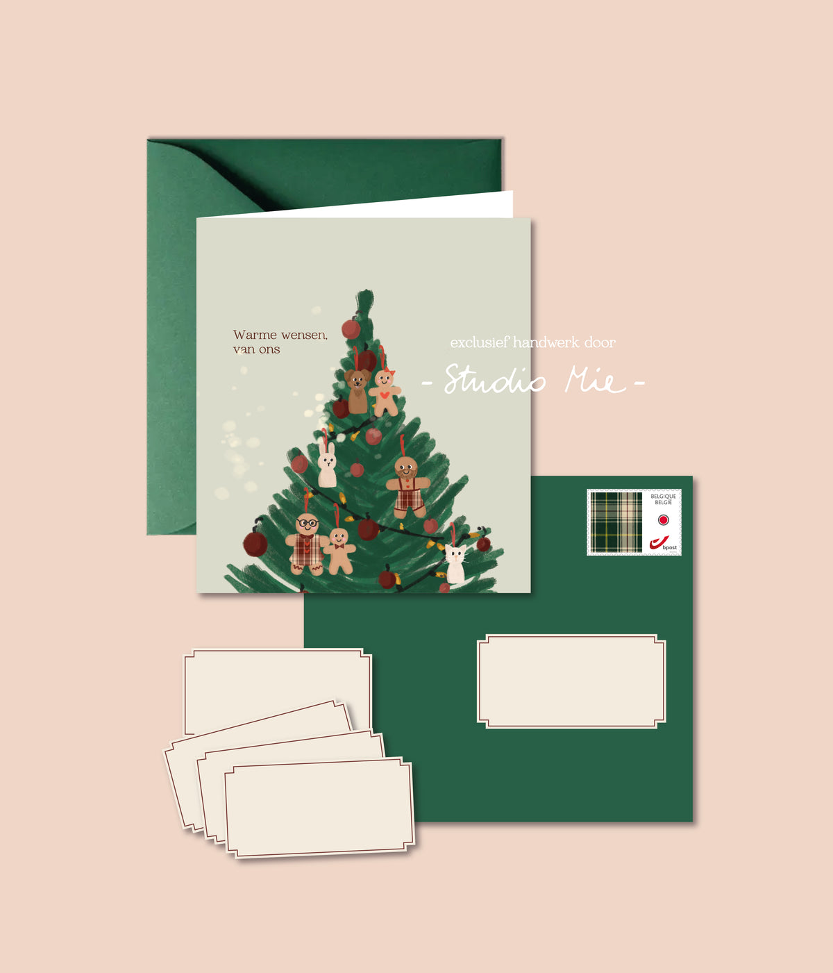 Groene familiekerstkaart met kerstboom, peperkoekenmannetjes en een kat en konijn als versiering