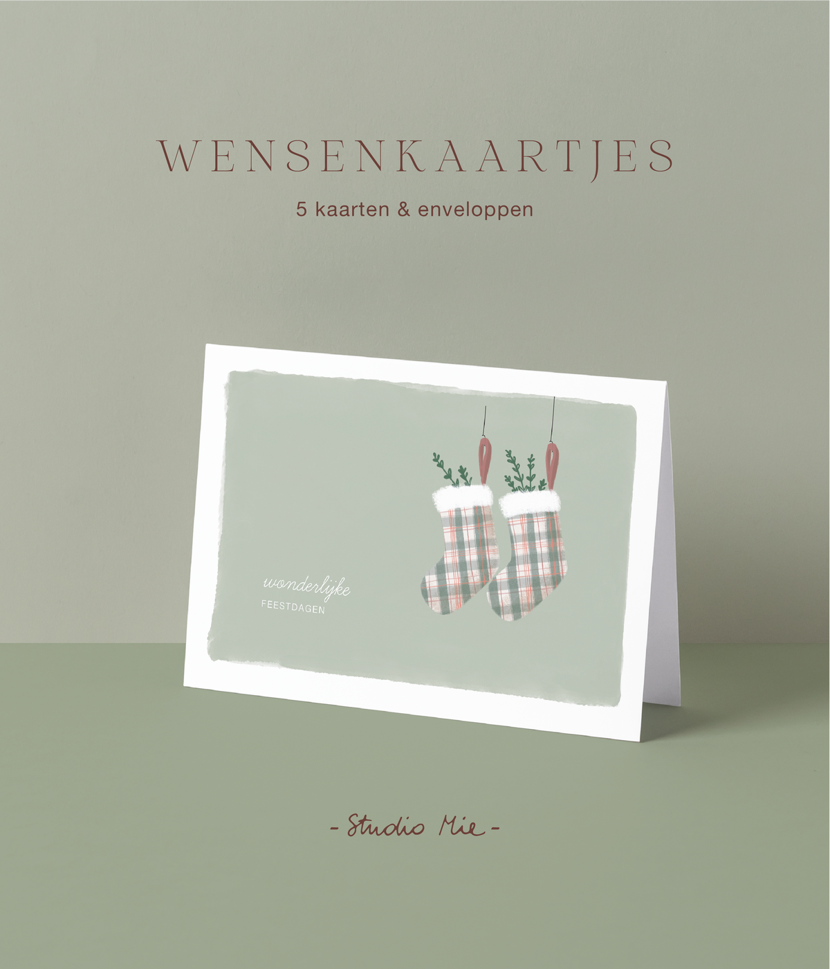 Kerstkaart met illustratie van twee kerstsokken in sage groen en de tekst 'wonderlijke feestdagen', set van 5 wenskaartjes van Studio Mie