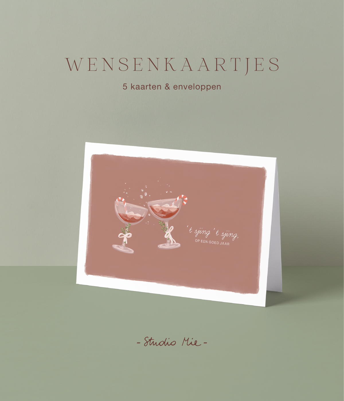 Nieuwjaarskaart met illustratie van twee klinkende cocktailglazen op terracotta achtergrond en de tekst ''t sjing 't sjing, op een goed jaar', set van 5 wenskaartjes van Studio Mie