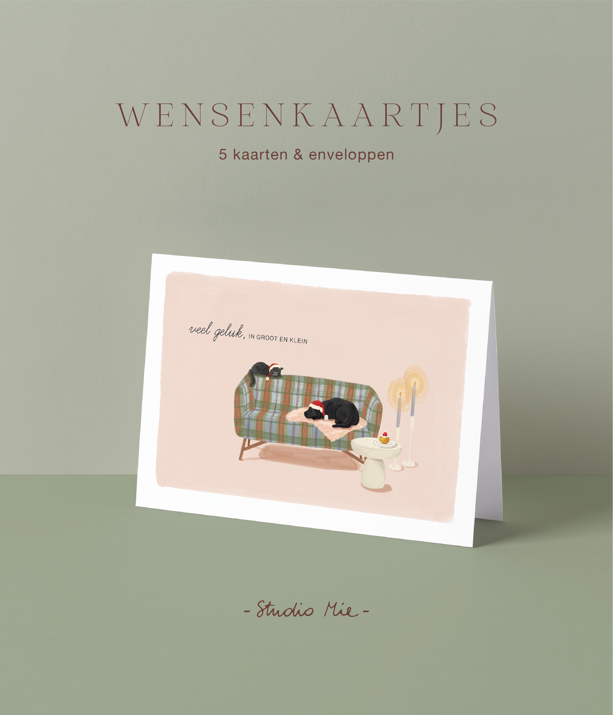 Kerstkaart met illustratie van een zwarte kat en hond met kerstmutsjes op een geruite bank en de tekst 'veel geluk, in groot en klein', set van 5 wenskaartjes van Studio Mie