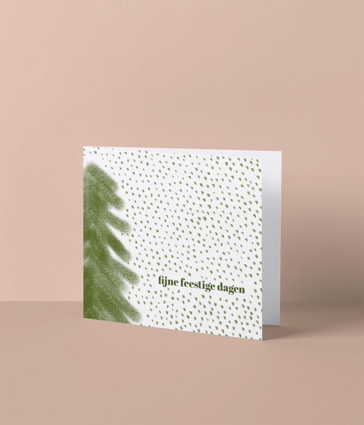 Kerstkaart met sparrentak op groen stippenpatroon