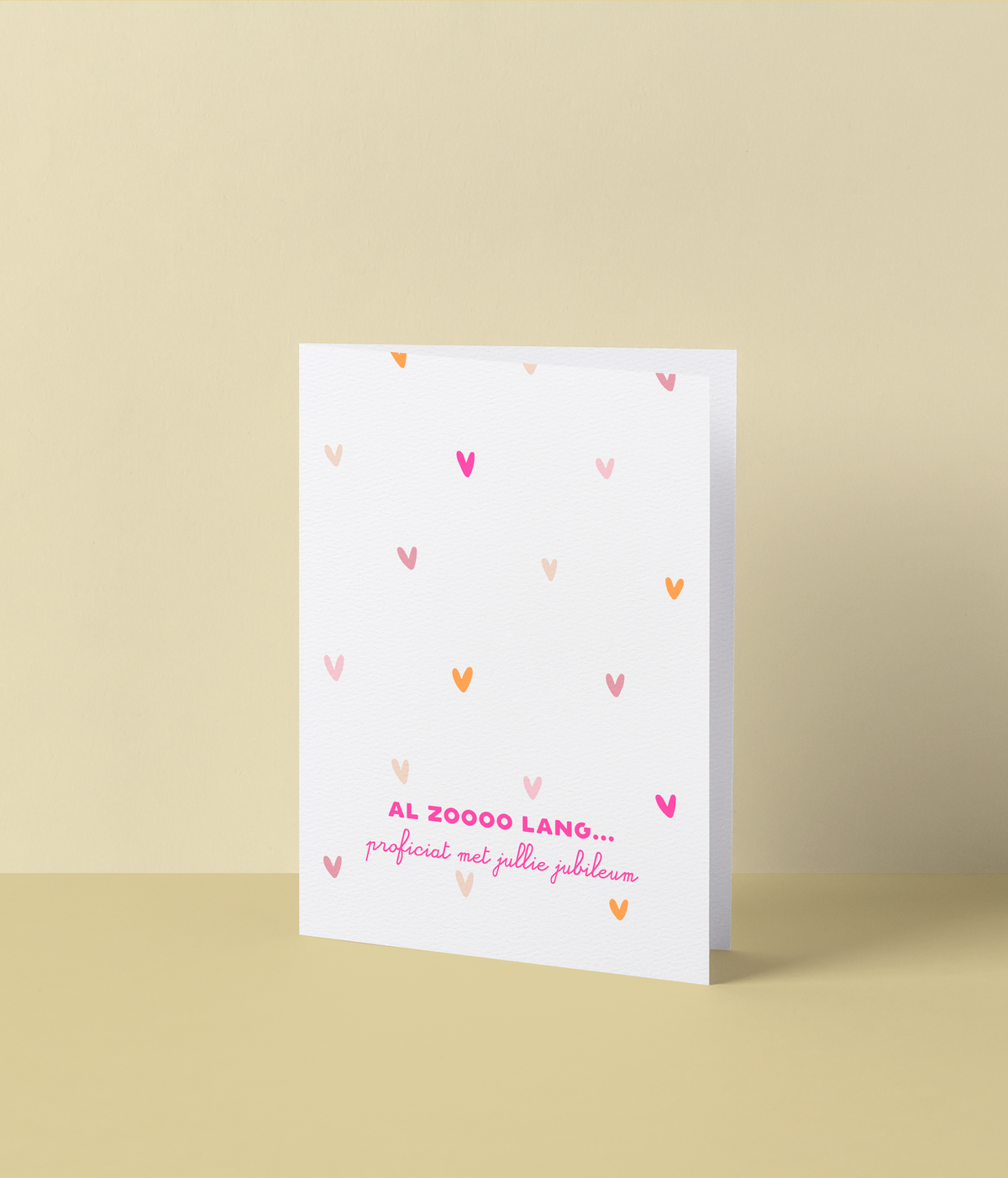 Wenskaart met kleurrijke hartjes en de tekst ‘Al zooo lang... proficiat met jullie jubileum’ in fluo roze inkt