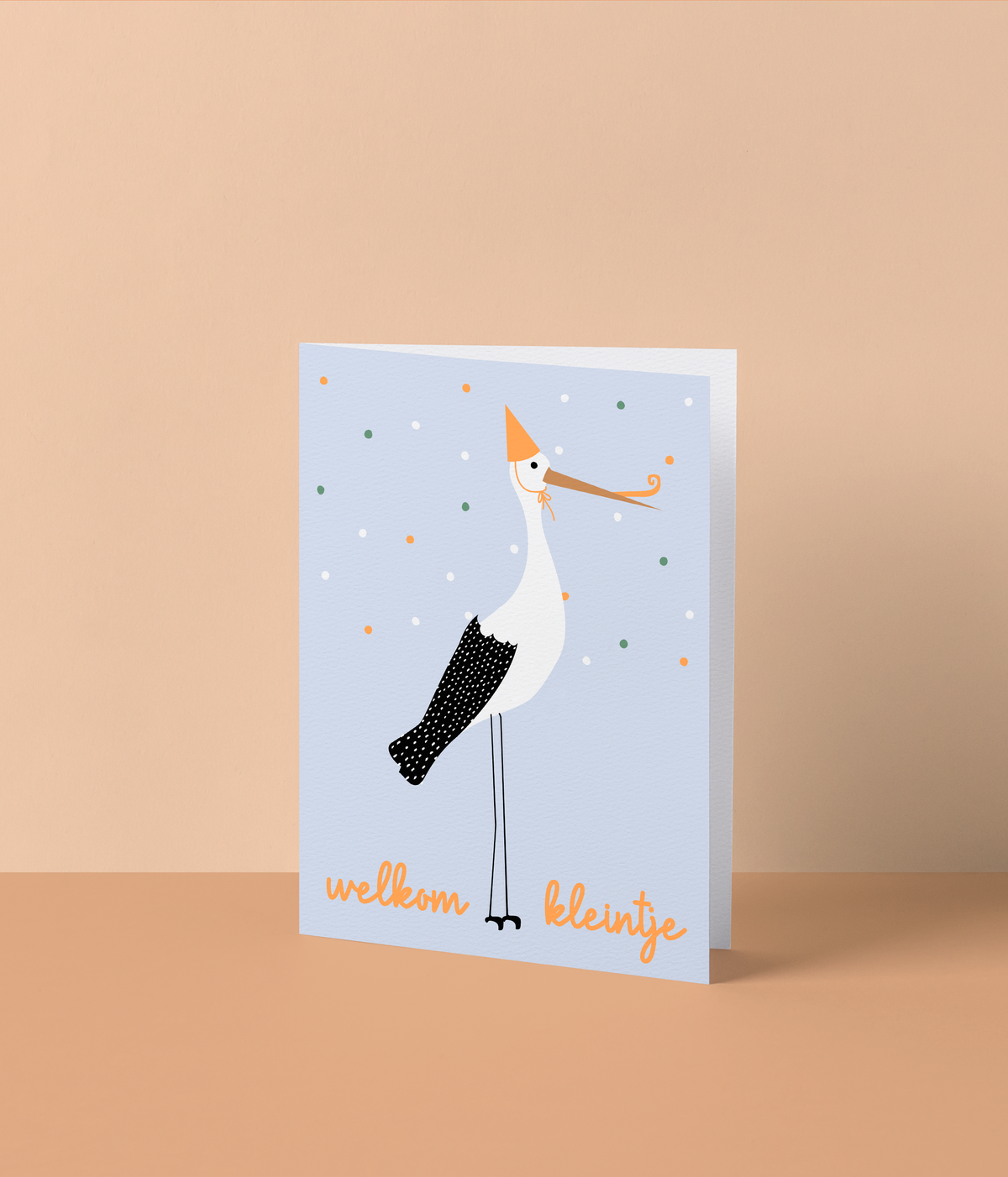 Blauwe wenskaart met een ooievaar met feesthoedje en de tekst ‘Welkom kleintje’ in fluo oranje inkt