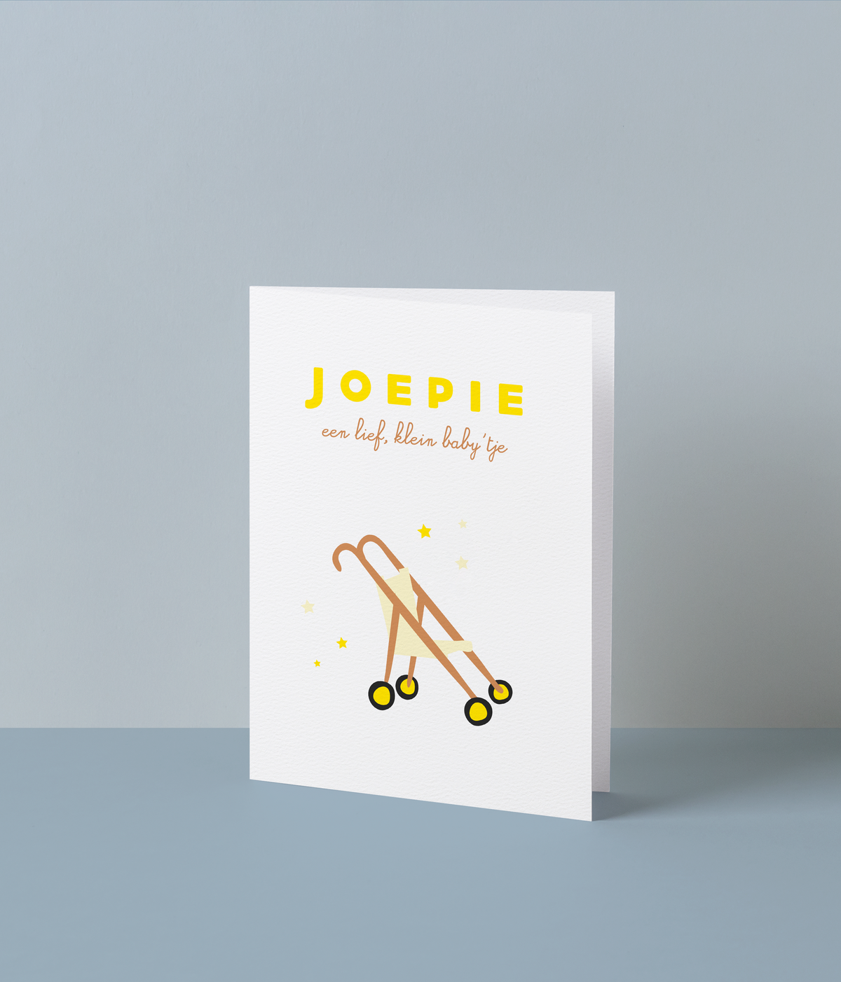 Wenskaart met een wandelwagentje en sterretjes en de tekst ‘Joepie, een lief, klein baby’tje’ in fluo gele inkt