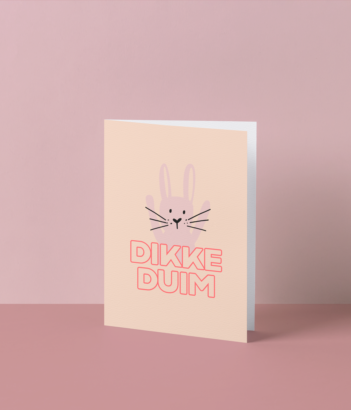 Wenskaart met een konijntje met snorharen en de tekst ‘Dikke duim’ in een fluo omlijnd lettertype