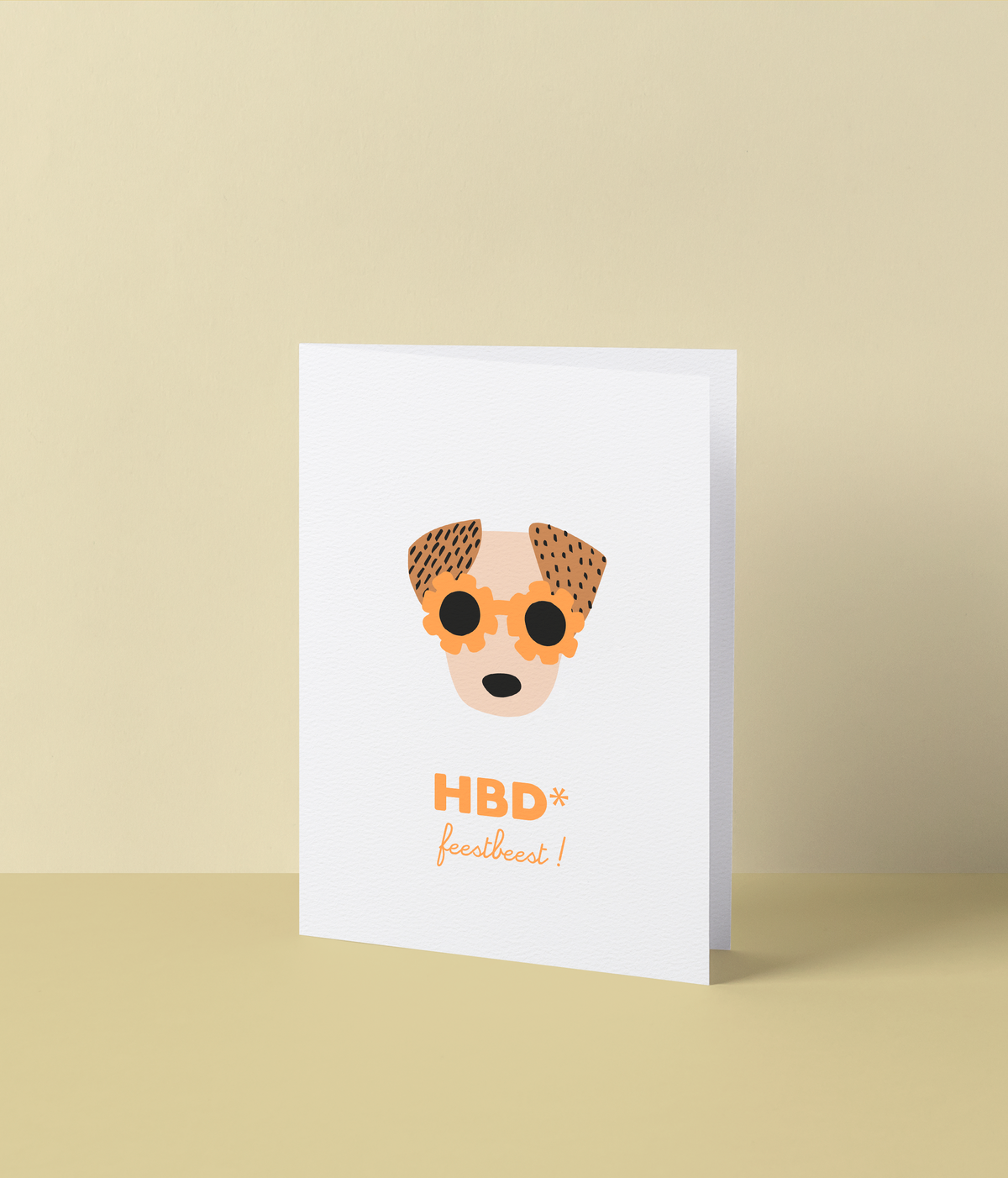 Witte wenskaart met een hondje met een oranje bloemenzonnebril en de tekst ‘HBD feestbeest!’ in oranje letters