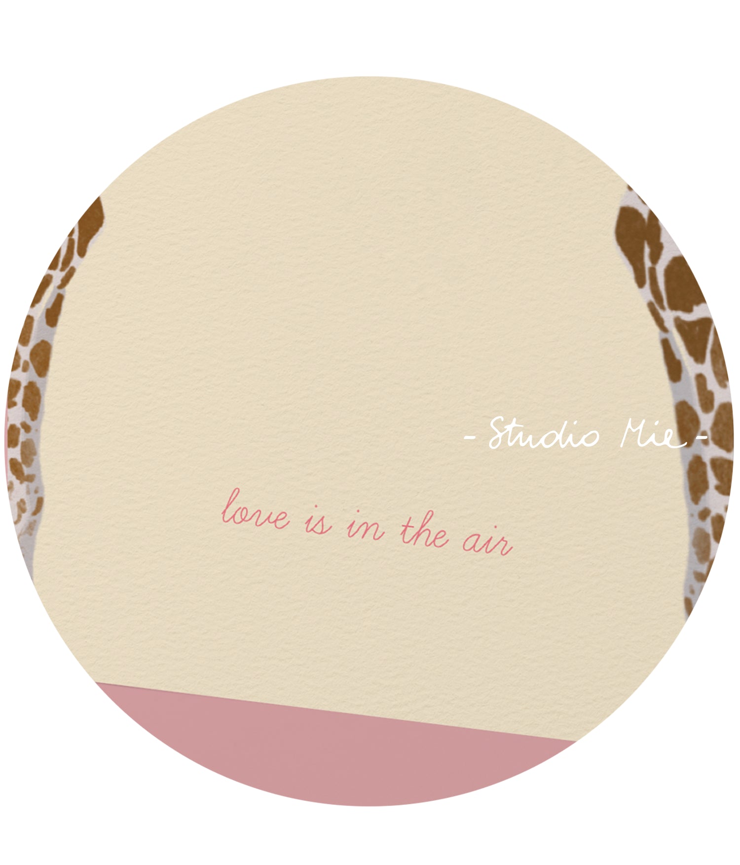 Trouwkaart 'Love is in the air' met giraffen