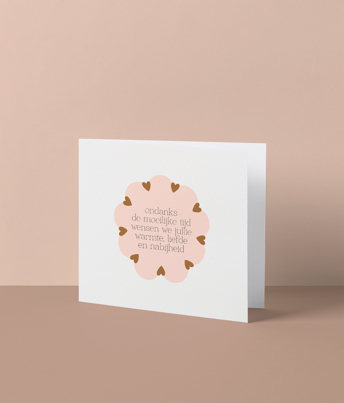 Kaart met bloemvorm en gouden hartjes rond de tekst 'ondanks de moeilijke tijd wensen we jullie warmte, liefde en nabijheid', losse steunkaart van Studio Mie